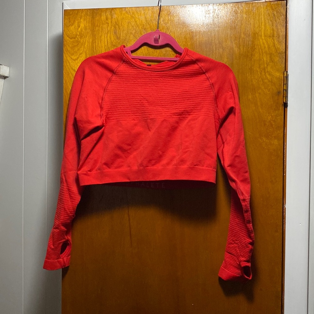 Womens cropped Alphalete workout top never worn!